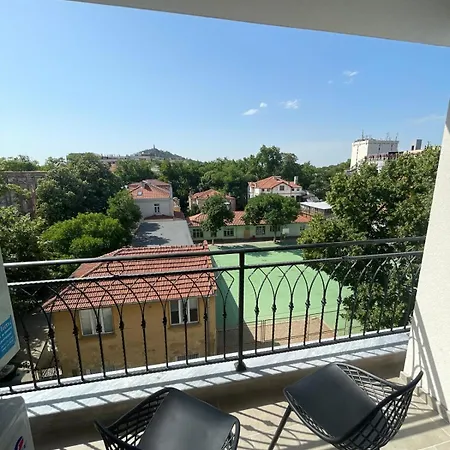 Апартаменты Modern 1br Center With Hill View
